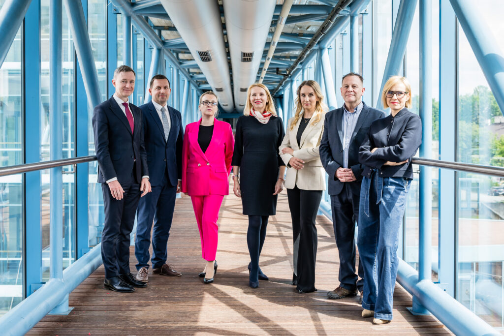 Na zdjęciu pracownicy Katedry Ekonomii Stosowanej. Od lewej: dr Artur Pollok, dr Michał Michorowski, dr Mariola Mamcarczyk, dr hab. Ewa Ślęzak-Belowska, prof.UEK, dr Agnieszka Kurzemska, dr hab. David Clowes, prof. UEK, dr Dominika Choroś-Mrozowska