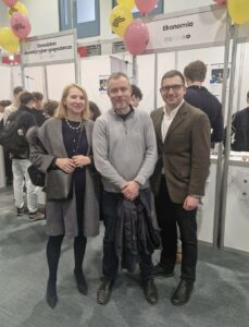 Na zdjęciu (od lewej) dr hab. Ewa Ślęzak-Belowska, prof. UEK (Kierownik Katedry Ekonomii Stosowanej), dr hab. Michał Głuszak, prof. UEK (Dyrektor Instytutu Ekonomii), dr Michał Michorowski (adiunkt w Katedrze Ekonomii Stosowanej).