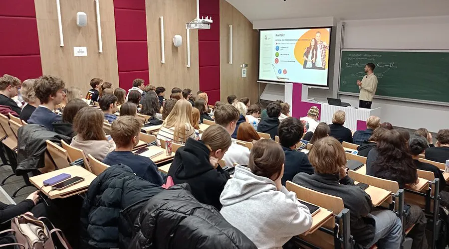 wykładowca i sala pełna studentów