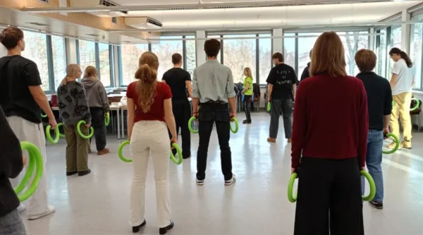 Grupa ludzi na treningu z joggi