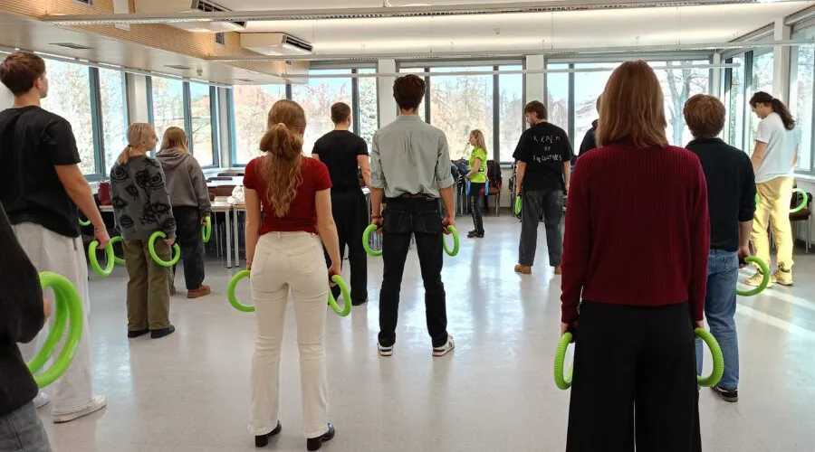 Grupa ludzi na treningu z joggi