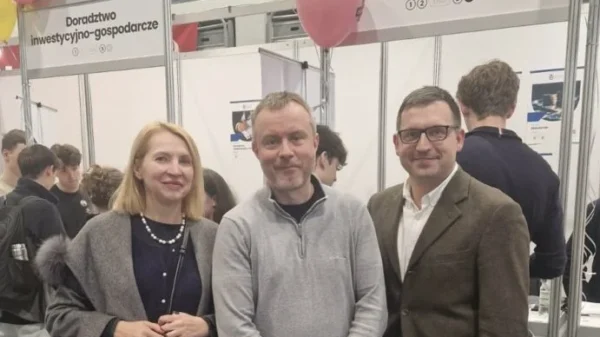 Na zdjęciu (od lewej) dr hab. Ewa Ślęzak-Belowska, prof. UEK (Kierownik Katedry Ekonomii Stosowanej), dr hab. Michał Głuszak, prof. UEK (Dyrektor Instytutu Ekonomii), dr Michał Michorowski (adiunkt w Katedrze Ekonomii Stosowanej).