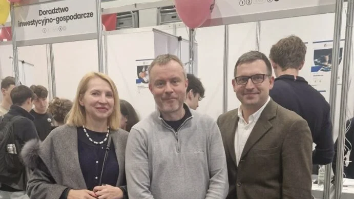 Na zdjęciu (od lewej) dr hab. Ewa Ślęzak-Belowska, prof. UEK (Kierownik Katedry Ekonomii Stosowanej), dr hab. Michał Głuszak, prof. UEK (Dyrektor Instytutu Ekonomii), dr Michał Michorowski (adiunkt w Katedrze Ekonomii Stosowanej).