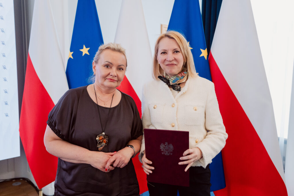 Pani prof. Ewa Ślęzak-Belowska (biały żakiet) wraz z Panią Minister Małgorzatą Baranowską