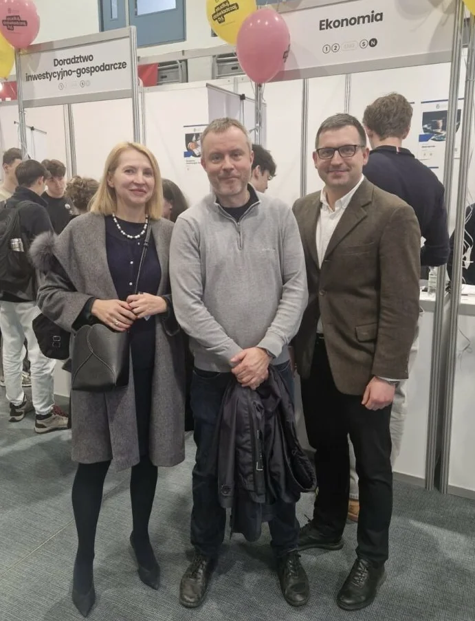 Na zdjęciu (od lewej) dr hab. Ewa Ślęzak-Belowska, prof. UEK (Kierownik Katedry Ekonomii Stosowanej), dr hab. Michał Głuszak, prof. UEK (Dyrektor Instytutu Ekonomii), dr Michał Michorowski (adiunkt w Katedrze Ekonomii Stosowanej).