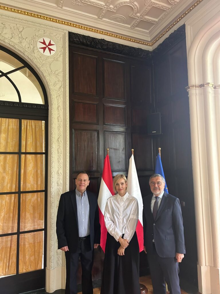 Na zdjęciu od lewej: prof. David Clowes, prof. Dominika Choroś-Mrozowska oraz Ambasador Polski w Austrii Pan Zenon Kosiniak-Kamysz
