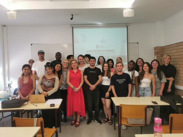 Na zdjęciu prof. Dominika Choroś-Mrozowska oraz dr Mariola Mamcarczyk wraz dr Natachą Jesus Silvą i studentami z Politechniki w Bragancy w Portugalii