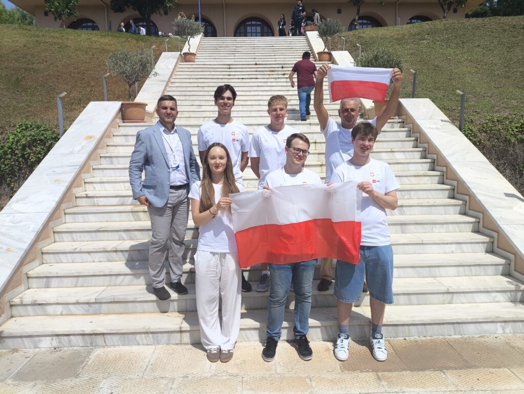 Grupa naukowców i studentów