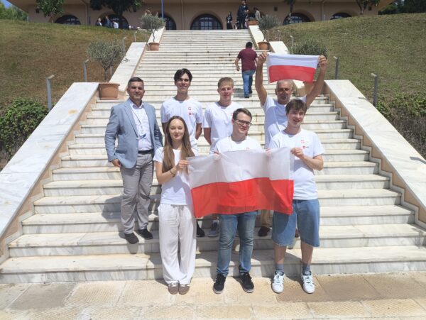 Grupa naukowców i studentów