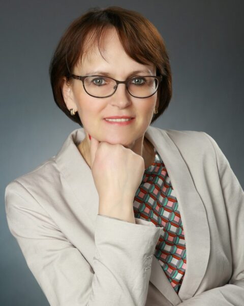 Kobieta w marynarce i okularach