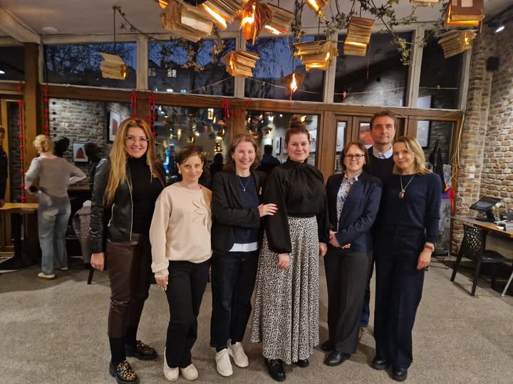 Zdjęcie gości spotkania w restauracji