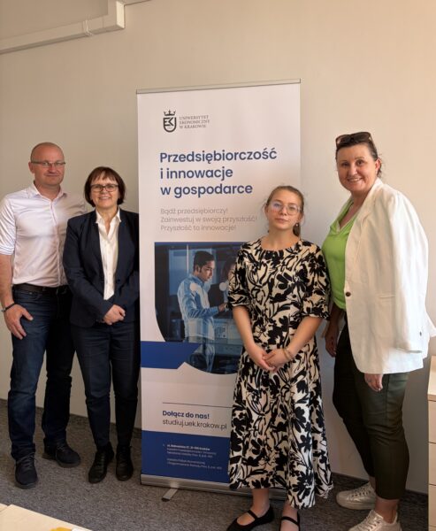Zdjęcie osób na spotkaniu od lewej: Marcel NOVÁK, Maria URBANIEC, Agata Miętus,  Jana KUŠNÍROVÁ w tle baner kierunku Przedsiębiorczość i Innowacje w Gospodarce