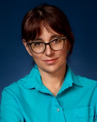 Zdjęcie Krystyny Flis w bluzce i okularach