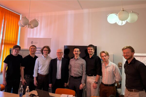 Grupa uczestników seminarium z Prof. Marco Cucculelli w środku, w sali seminaryjnej