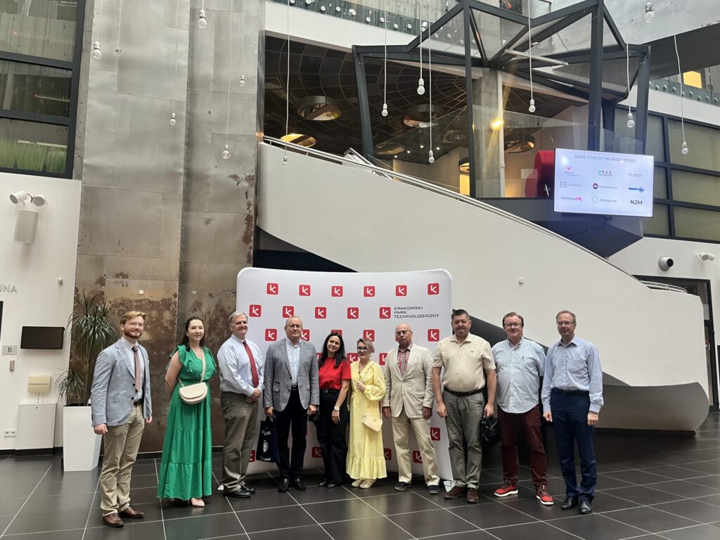 grupa ludzi przed ścianką