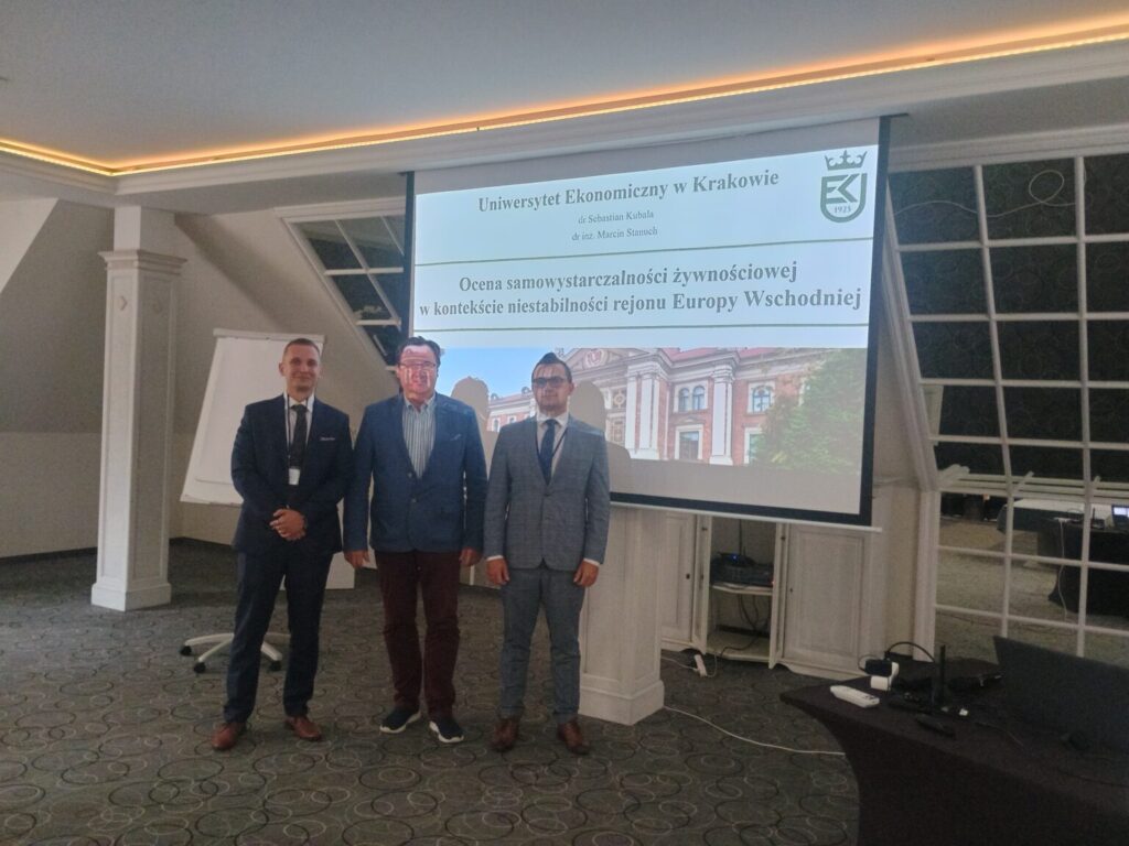 Prezentacja, w tle Prowadzący wraz z uczestnikami