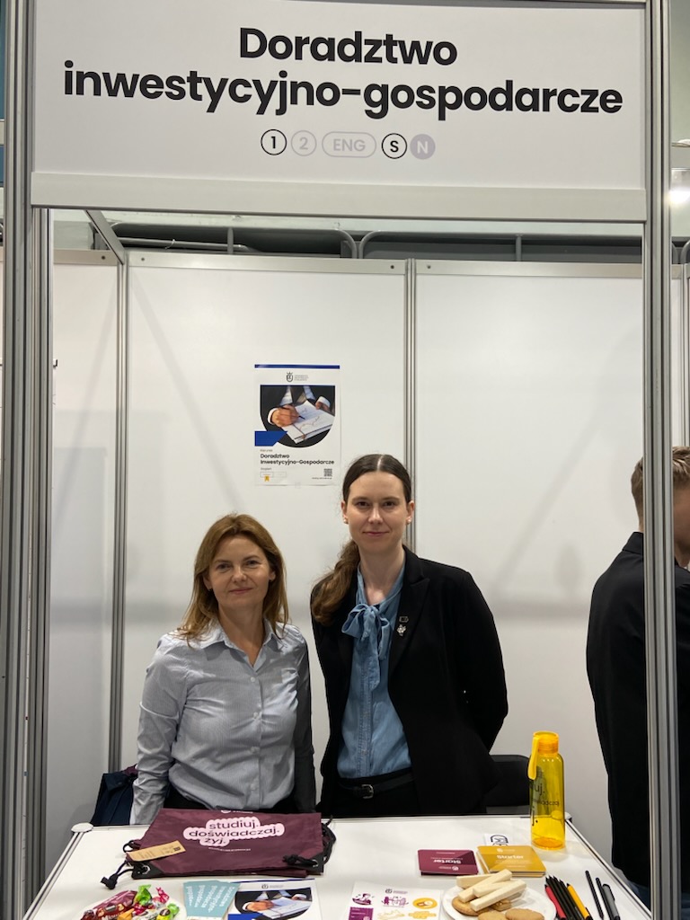 Dwie kobiety przy stanowisku promocyjnym kierunku Doradztwo inwestycyjno-gospodarcze