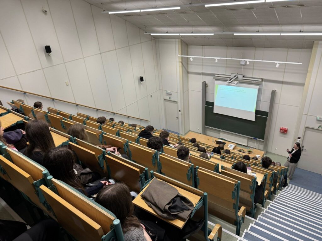 Wykład w amfiteatralnej sali dydaktycznej