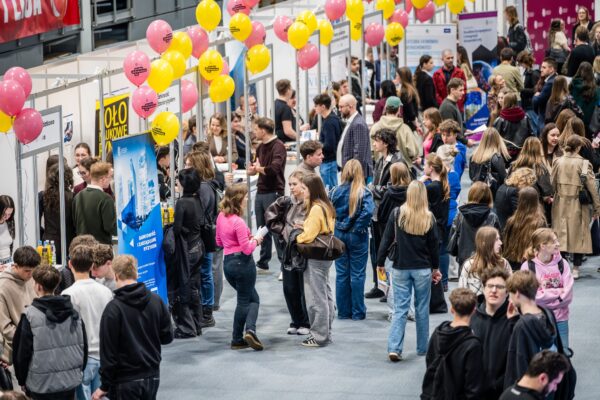 Tłum młodzieży przy stanowiskach kierunków na Dniach Otwartych.