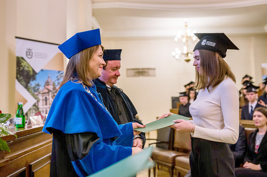Uroczysta Graduacja Absolwentow Rocznika 2022 02